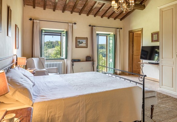 The characteristic double room on the first floor with en-suite bathroom - Casale Piattini
