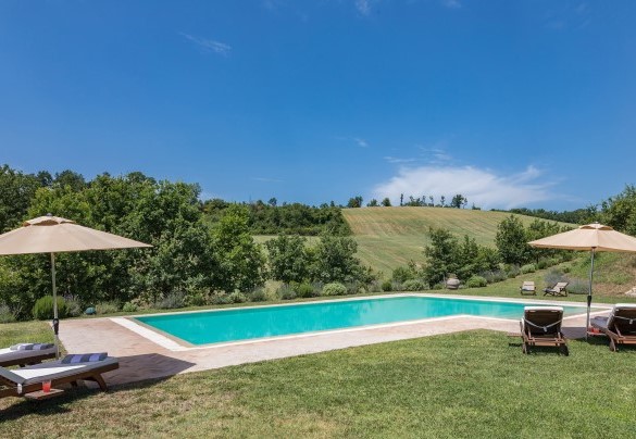 The L-shaped pool measures 12 x 6 m - Casale Piattini