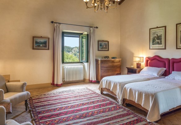 The spacious twin room on the first floor with en-suite bathroom - Casale Piattini