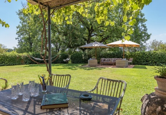 Various relaxation areas make up the garden - Casale Piattini