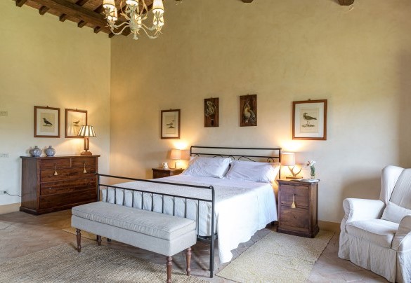 The characteristic double room on the first floor with en-suite bathroom - Casale Piattini