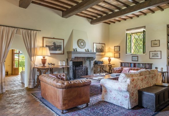 The charming living room with a fireplace - Casale Piattini
