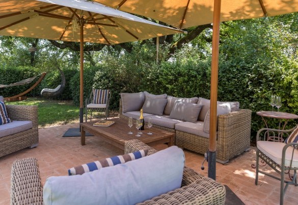A relaxation area in the garden with various seats - Casale Piattini