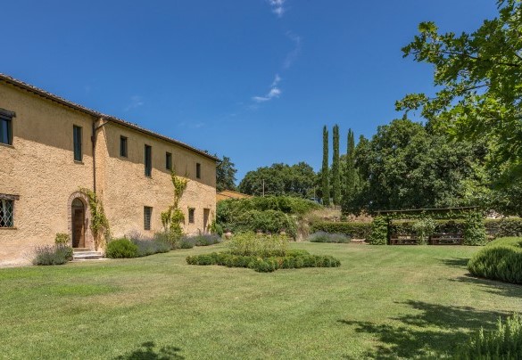 The lawn makes up the large park - Casale Piattini