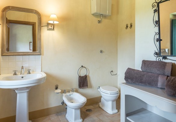 The en-suite bathroom with a shower - Casale Piattini