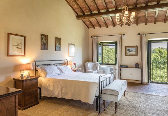 The characteristic double room on the first floor with en-suite bathroom - Casale Piattini