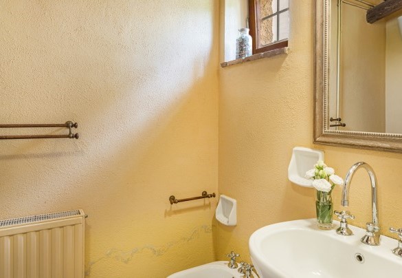 The colorful bathroom on the ground floor - Casale Piattini