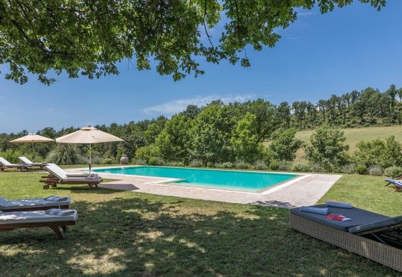 The solarium area by the pool with sun loungers - Casale Piattini