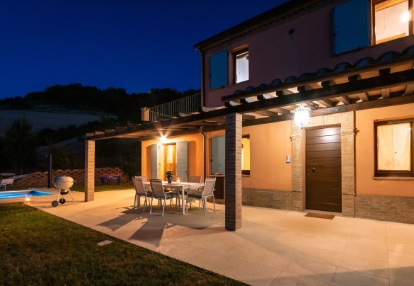 Il portico illuminato - Casale Principessa