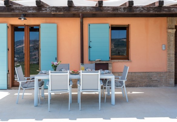 Il portico è il posto perfetto per colazioni all'aperto - Casale Principessa