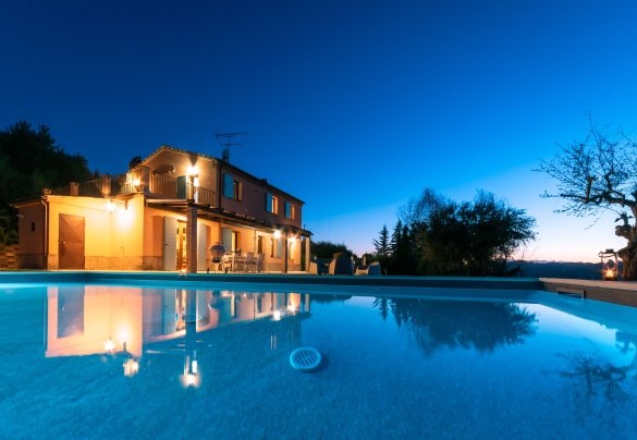 La piscina di forma rettangolare con rivestimento interno in PVC - Casale Principessa