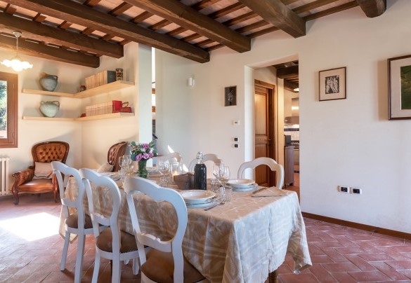 La luminosa sala da pranzo è collegata alla cucina - Casale Principessa