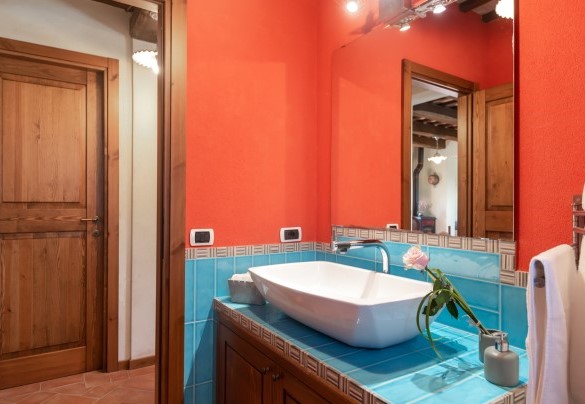 Il bagno al piano terra con doccia - Casale Principessa