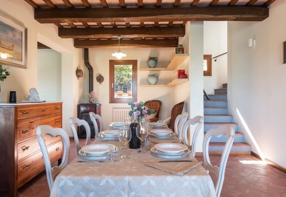 Dalla sala da pranzo le scale portano al piano superiore - Casale Principessa