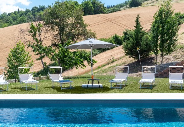L’area solarium che circonda interamente la piscina - Casale Principessa