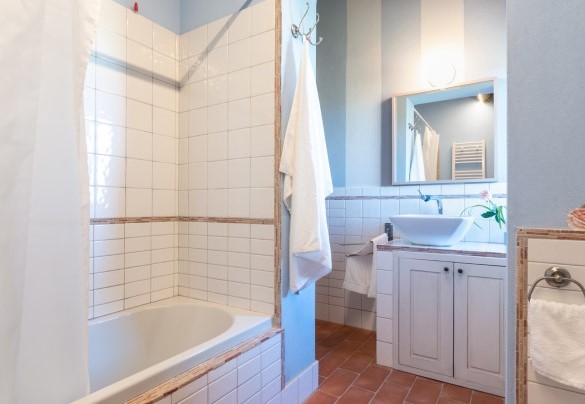 Il bagno al piano superiore con vasca - Casale Principessa