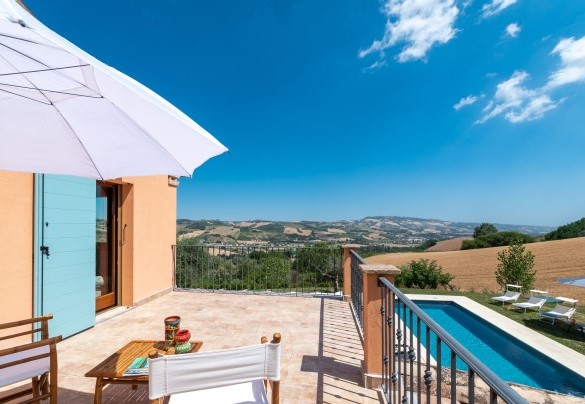 La terrazza si affaccia su un panorama sconfinato - Casale Principessa