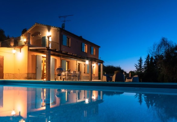 La piscina misura 9 x 4 m con una profondità costante - Casale Principessa