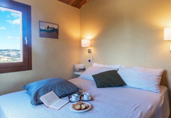 La camera da letto matrimoniale al piano superiore si affaccia sulle colline - Casale Principessa