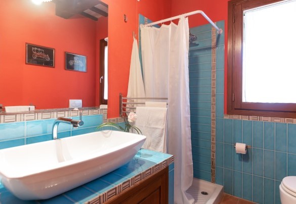 Il bagno al piano terra con doccia - Casale Principessa