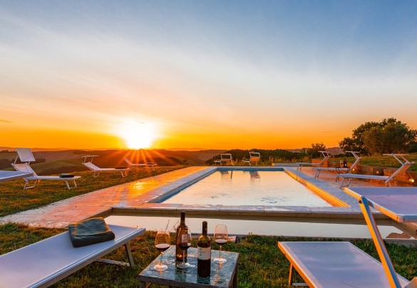 Vista panoramica della piscina al tramonto - Casale Rasa	