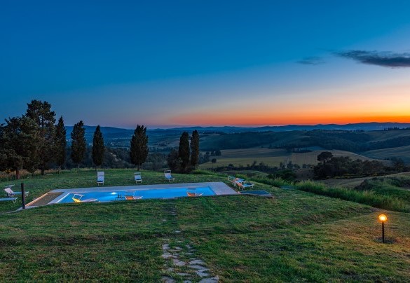 Vista panoramica della villa al tramonto - Casale Rasa	