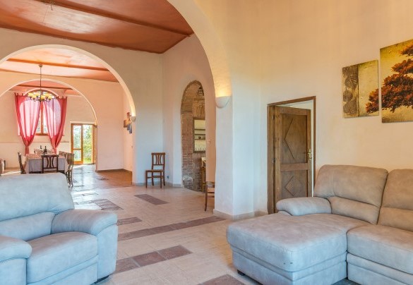 Sala da pranzo e sala relax al piano terra - Casale Rasa	