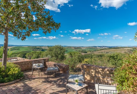 La veranda attrezzata con vista sulle colline toscane e delle crete senesi - Casale Rasa	