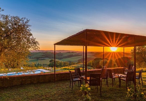 Vista panoramica della piscina al tramonto - Casale Rasa	