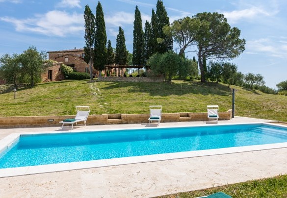 Questa è una proprietà immersa nella campagna toscana circondata da colline dipinte nei colori dell'oro e del verde -Casale Rasa