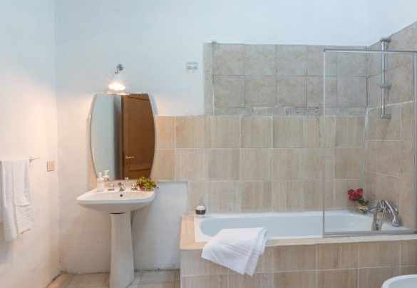 Bagno con vasca- Casale Rasa	