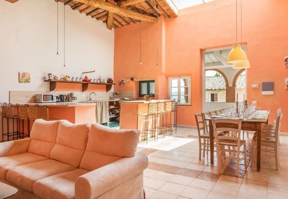 La cucina al primo piano e il salotto - Casale Rasa	
