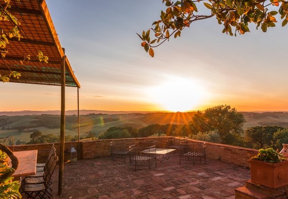 Vista panoramica della piscina al tramonto - Casale Rasa	