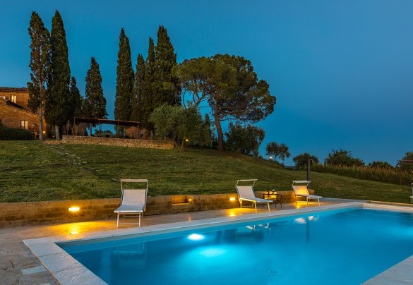 La piscina illuminata- Casale Rasa	
