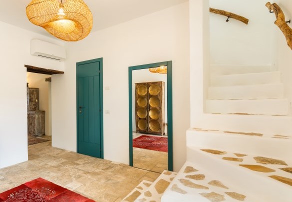 Ingresso al piano terra con bagno di servizio e scala per il primo piano - Casale Rondinella