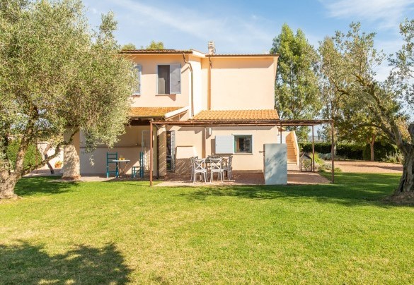 Il parco recintato (3000 mq) è caratterizzato da spazi in ghiaia e porzioni di prato punteggiati da cipressi, olivi, eucalipti - Casale Rondinella