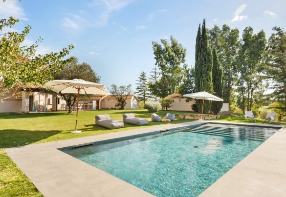 La piscina misura 12 m di lunghezza 5 m di larghezza e ha profondità costante di 1,5 m - Casale Rondinella