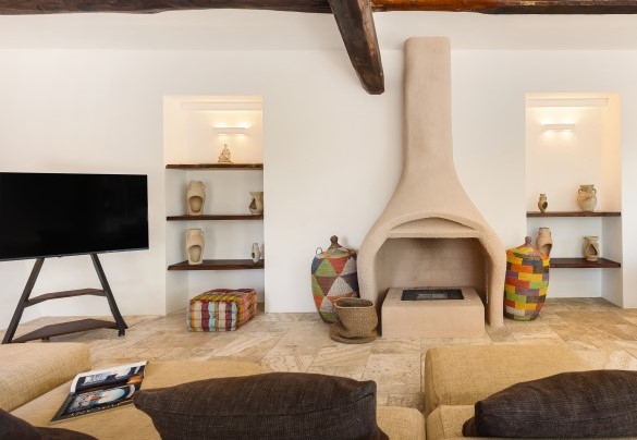 Il soggiorno con Smart Tv, comodi divani e caminetto ornamentale - Casale Rondinella