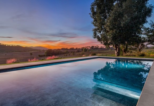 La piscina panoramica illuminata sulla campagna con le colline all’orizzonte - Casale Rondinella
