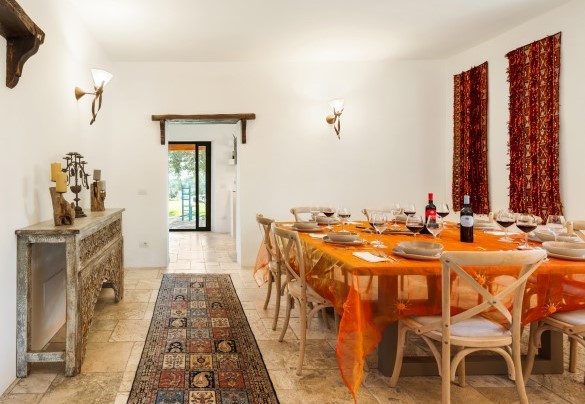 La sala da pranzo collegata alla cucina - Casale Rondinella
