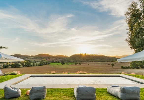 La piscina sempre esposta al sole è panoramica sulla campagna con le colline all’orizzonte - Casale Rondinella