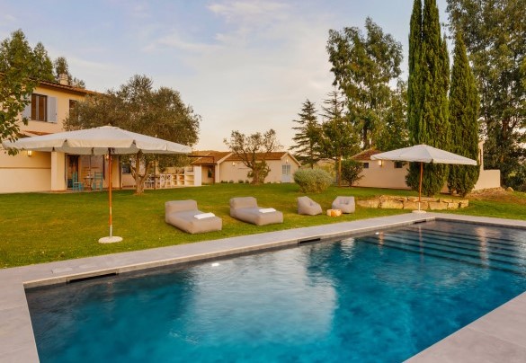 La piscina si trova allo stesso livello del piano terra, a 15 m dalla villa da cui è visibile - Casale Rondinella