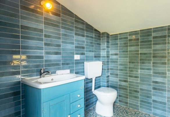 La piscina è servita da un annesso a pochi metri con bagno e doccia ad acqua calda - Casale Rondinella