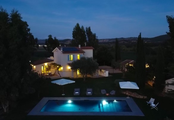 La piscina è illuminata internamente - Casale Rondinella