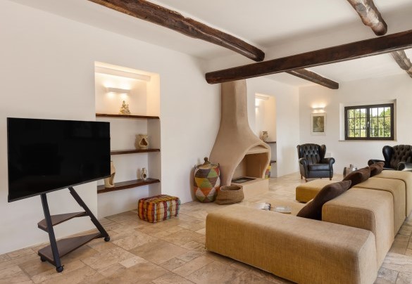 Il soggiorno con Smart Tv, comodi divani e caminetto ornamentale - Casale Rondinella