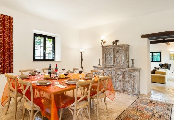 La sala da pranzo collegata a cucina, ingresso e soggiorno - Casale Rondinella
