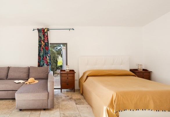 Camera matrimoniale n.1 al piano terra, con divano letto matrimoniale, bagno en suite, guardaroba e ingresso indipendente - Casale Rondinella