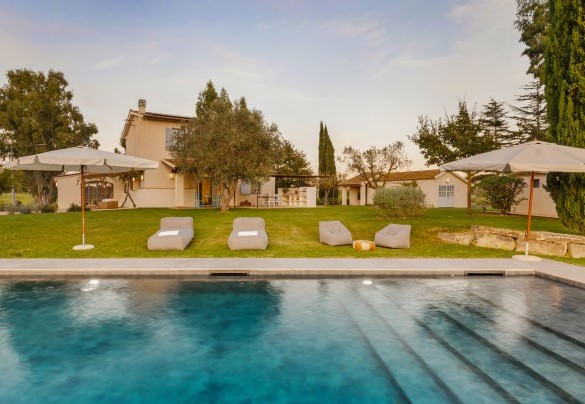 Si accede alla piscina tramite sei gradini posti lungo tutto un lato corto - Casale Rondinella