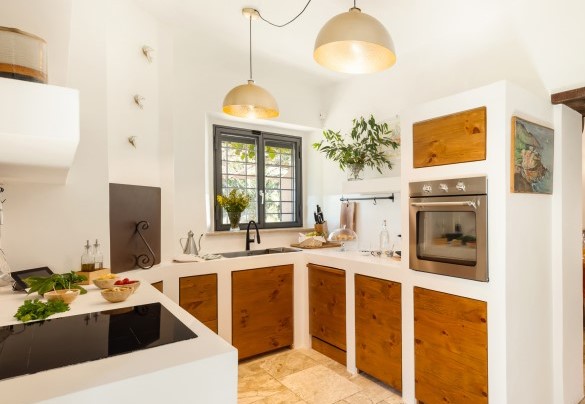La cucina accessoriata e con piano di cottura a induzione collegata alla sala da pranzo - Casale Rondinella
