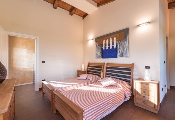 Twin bedroom n.3 with en-suite bathroom with a shower on the first floor - Casale Rosy 6+2